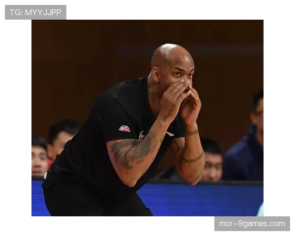 特写镜头:第70分钟,拜仁替补席战术教练急速绘制站位图 特写镜头:第70分钟,拜仁替补席战术教练急速绘制站位图