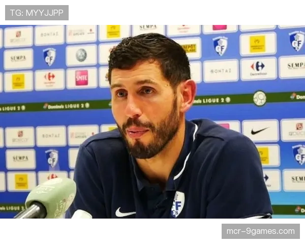 聚焦:塞维利亚门将扑救后迅速手抛球发动进攻,直接形成单刀机会 聚焦:塞维利亚门将扑救后迅速手抛球发动进攻,直接形成单刀机会